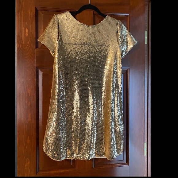NWT vici fate gold sequins dress with shoulder cut outs - Picture 4 of 5